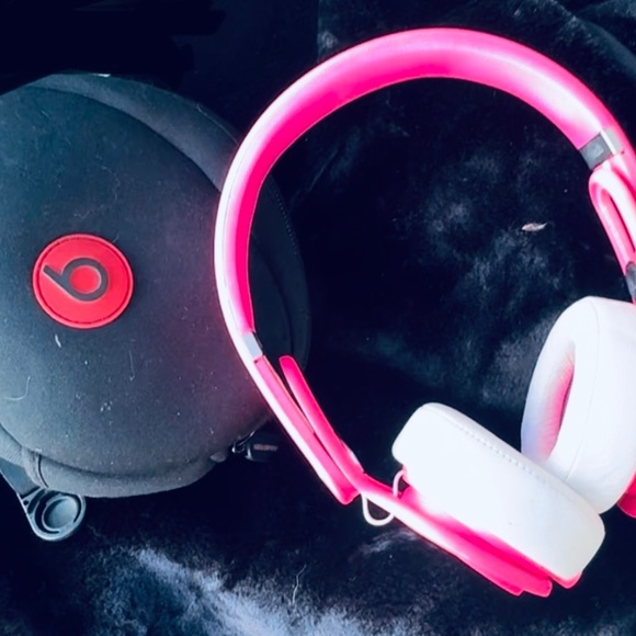 Bright pink Beats headphones (not cordless) with case - Picture 3 of 4